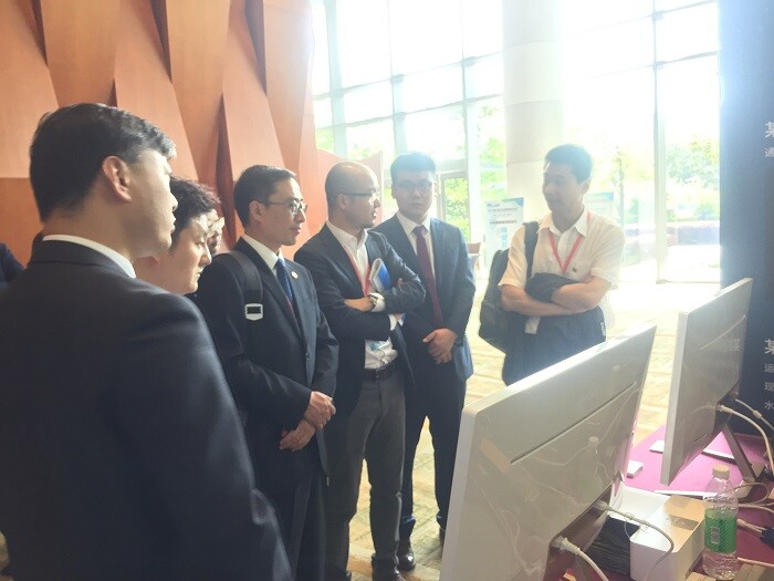 客户到美林数据展位前了解咨询Tempo大数据分析平台