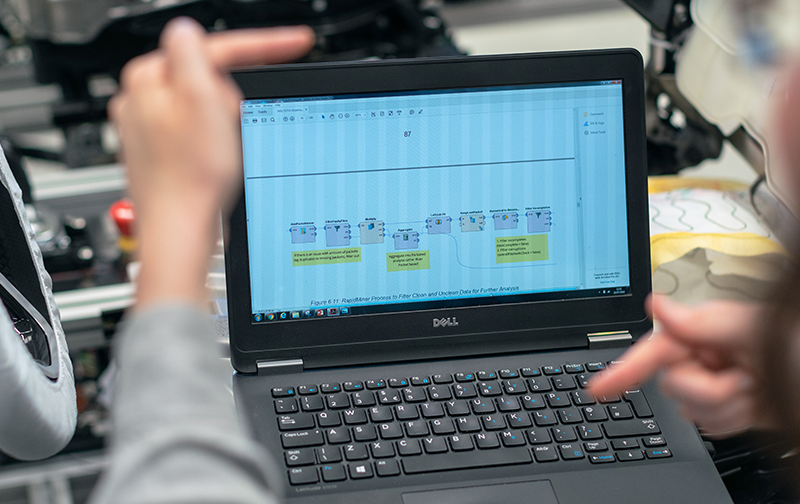 拒绝简单“拼盘化” AI人才培养探索深度融合新模式